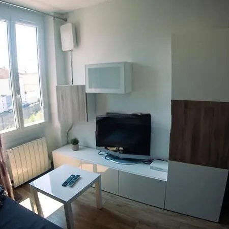 Studio Sympathique A Louer Villejust